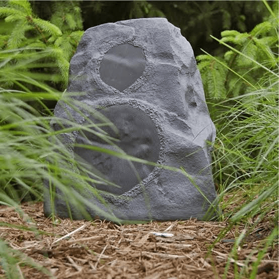 Parlante de exterior con forma de piedra