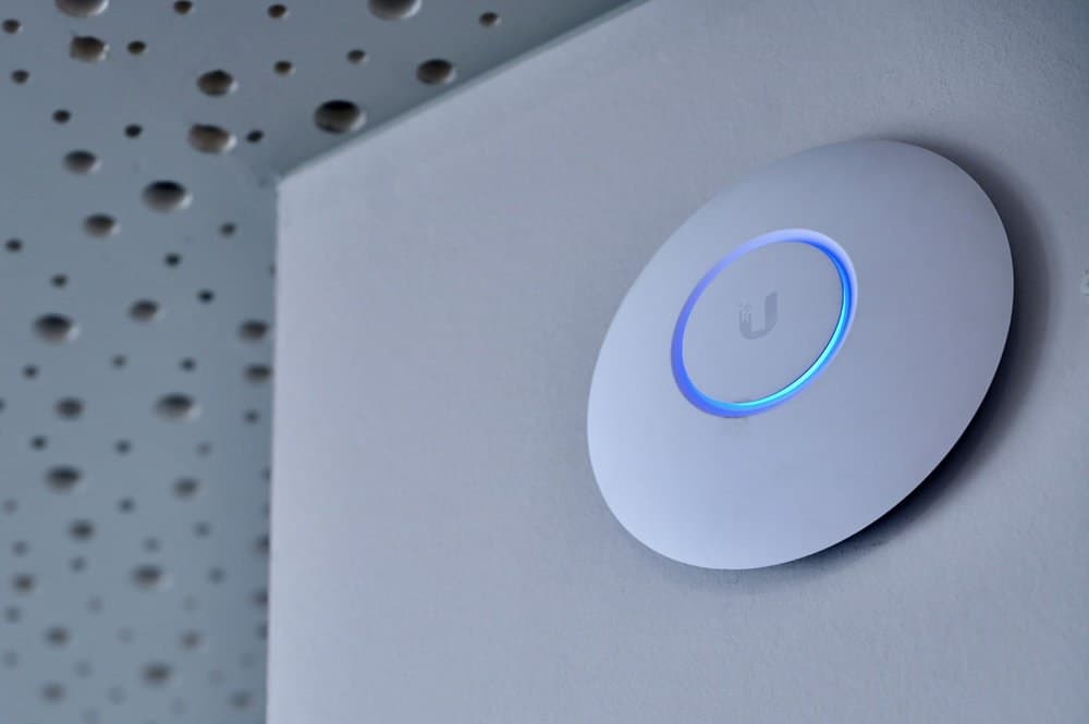 Access point UniFi montado en pared con brazo