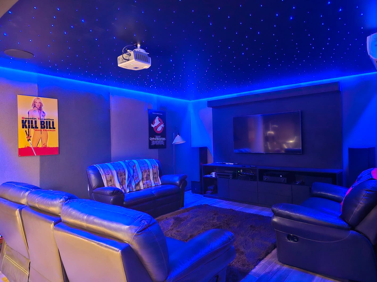 Proyección y sonido envolvente en home cinema