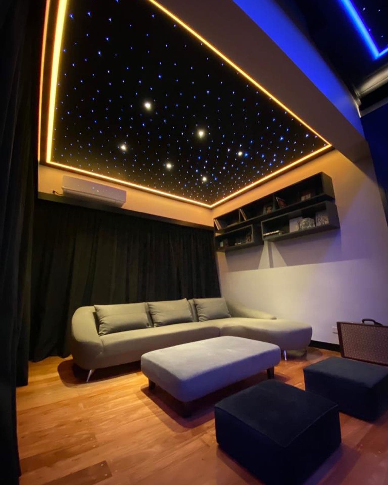 Sala con techo de cielo estrellado y luces cálidas