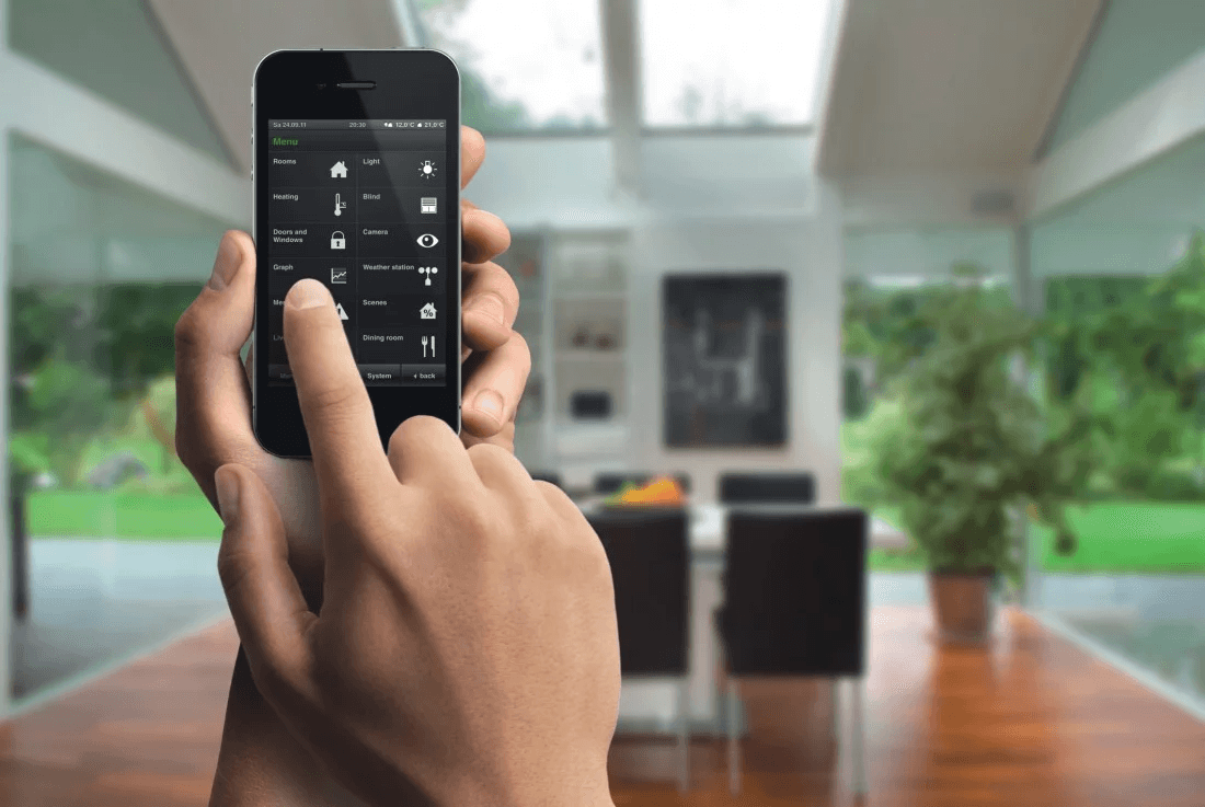 App controlando luces, cortinas y clima de la casa