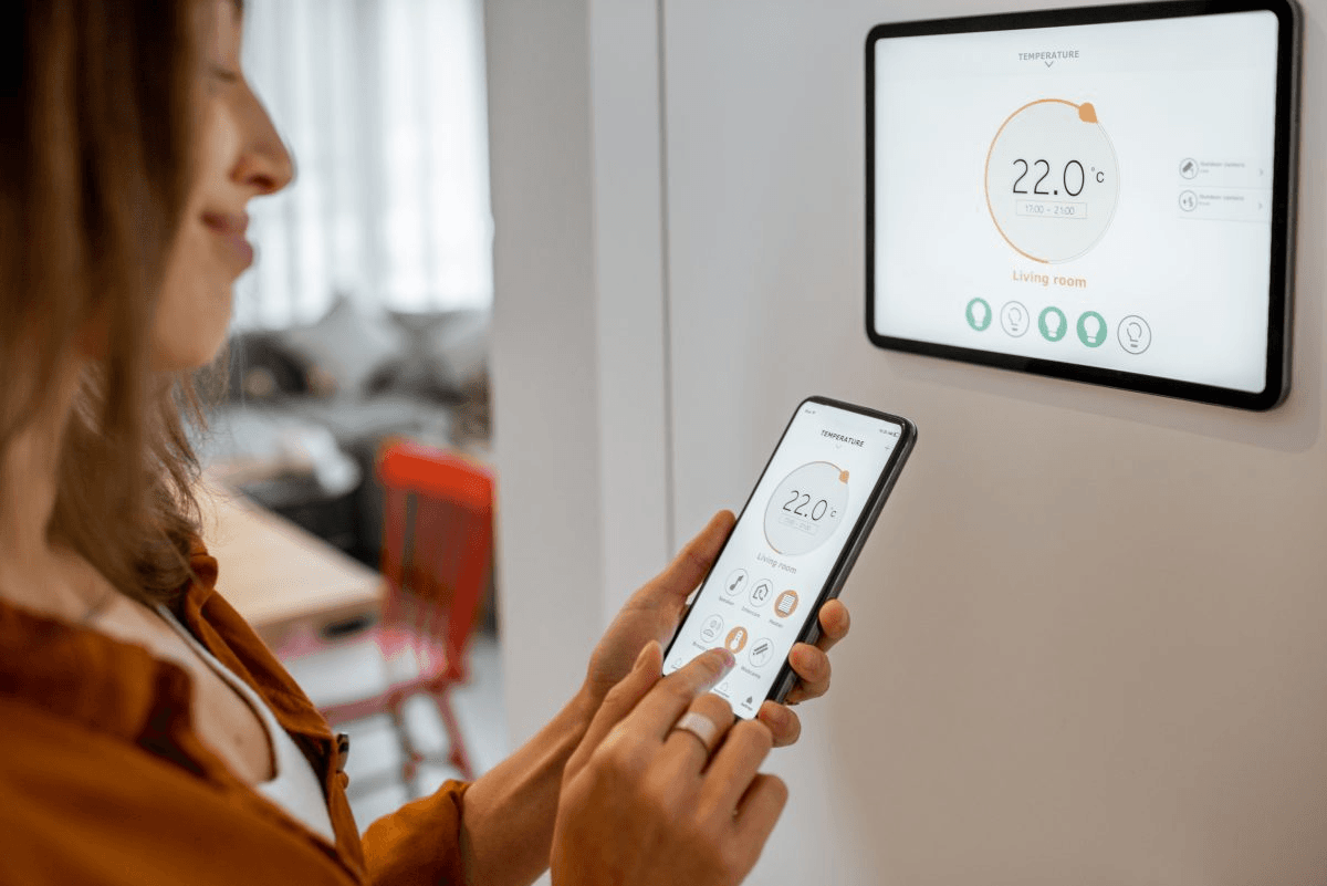 Panel táctil y app controlando la climatización