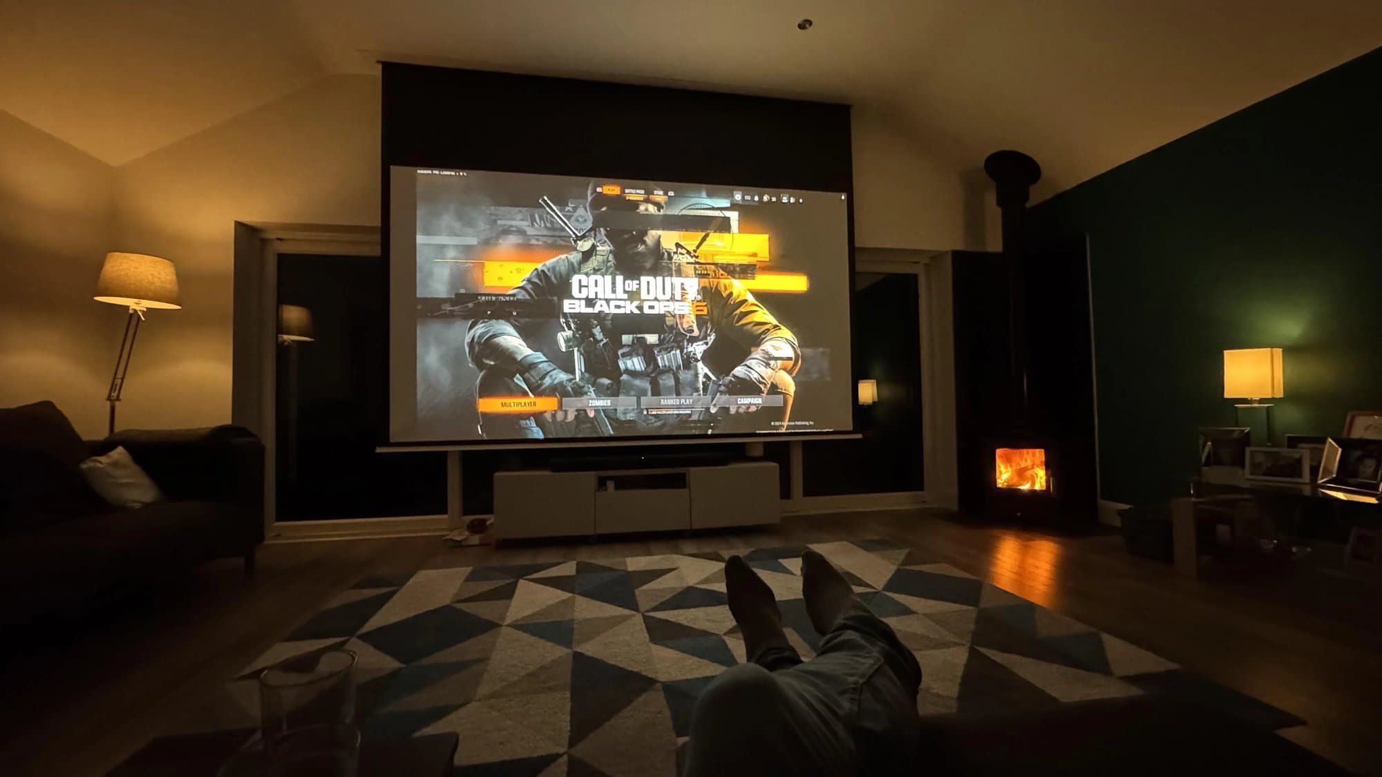 Pantalla motorizada con soundbar en living