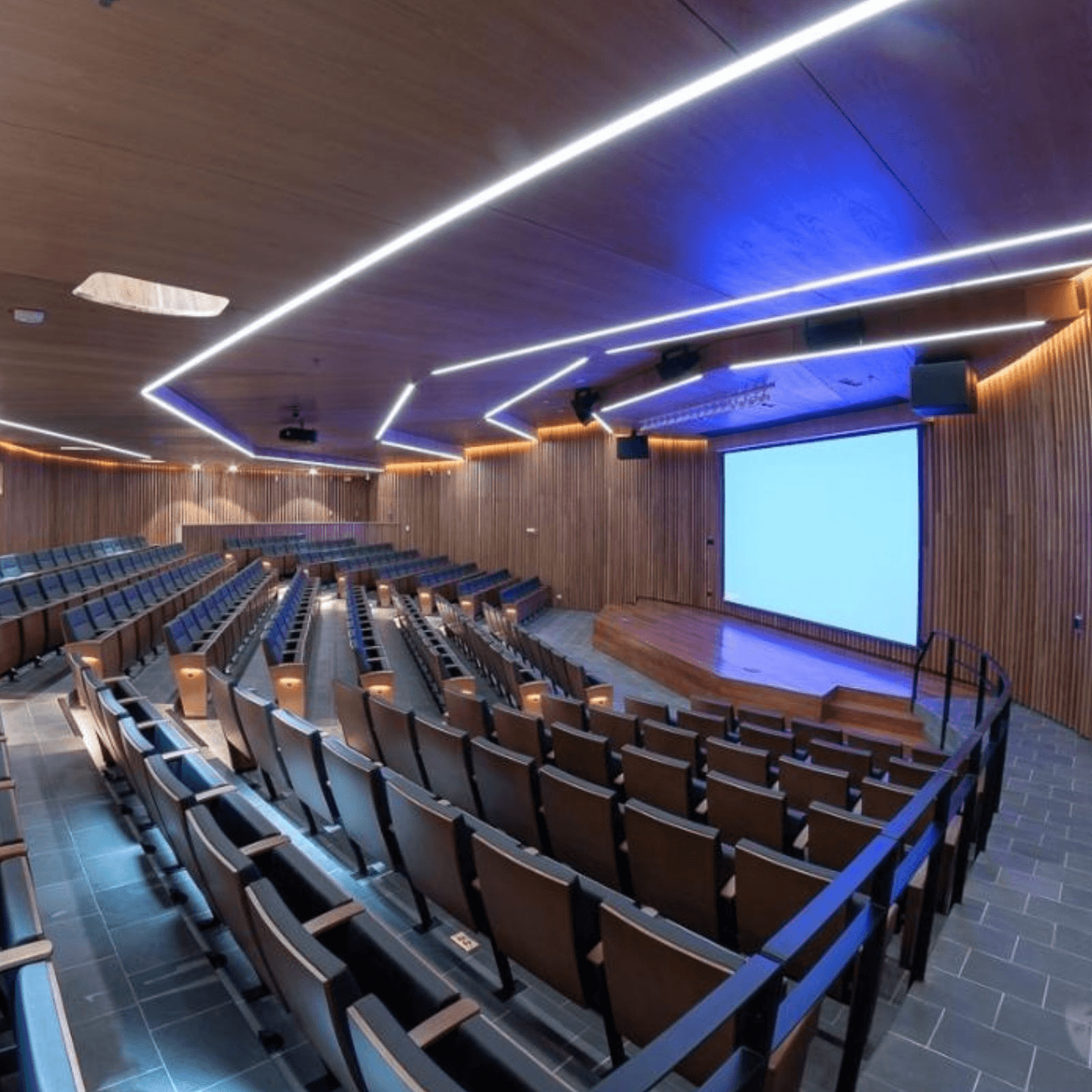 Auditorio con sistema de proyección y sonido