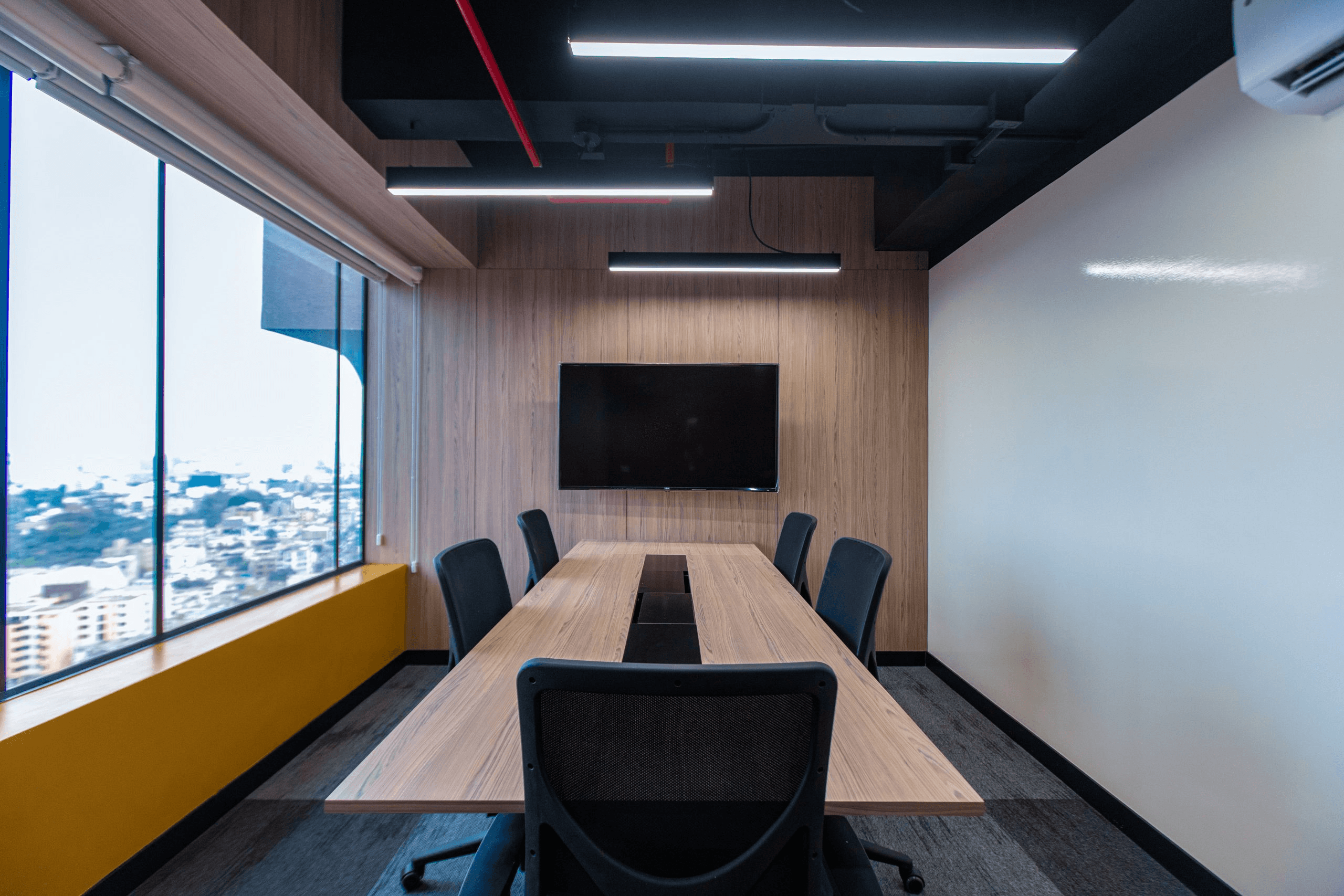 Sala de reuniones equipada con pantalla para videoconferencia